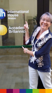 Chi Siamo - La direttrice Pat all'entrata dell'Accademia Britannica